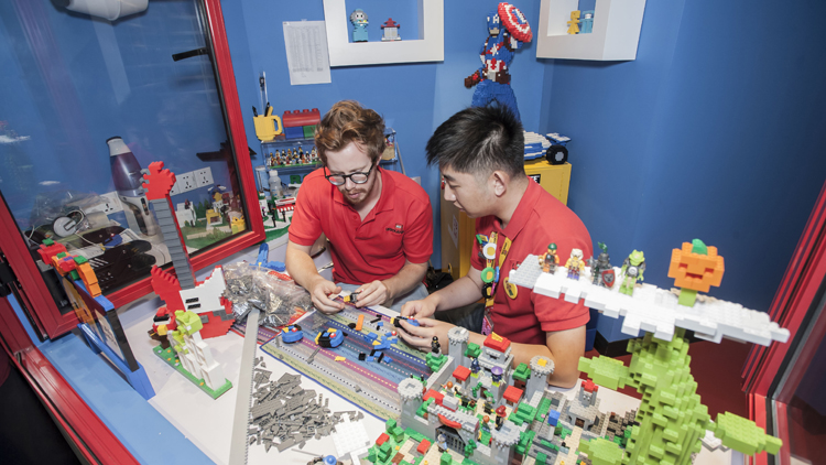 positur heltinde symbol Inside Job: LEGO Master Model Builder