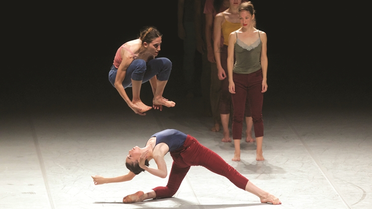 stage batsheva 2